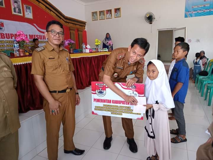 Dinsos Serahkan Bantuan Kepada Anak Yatim Desa Gedung Boga